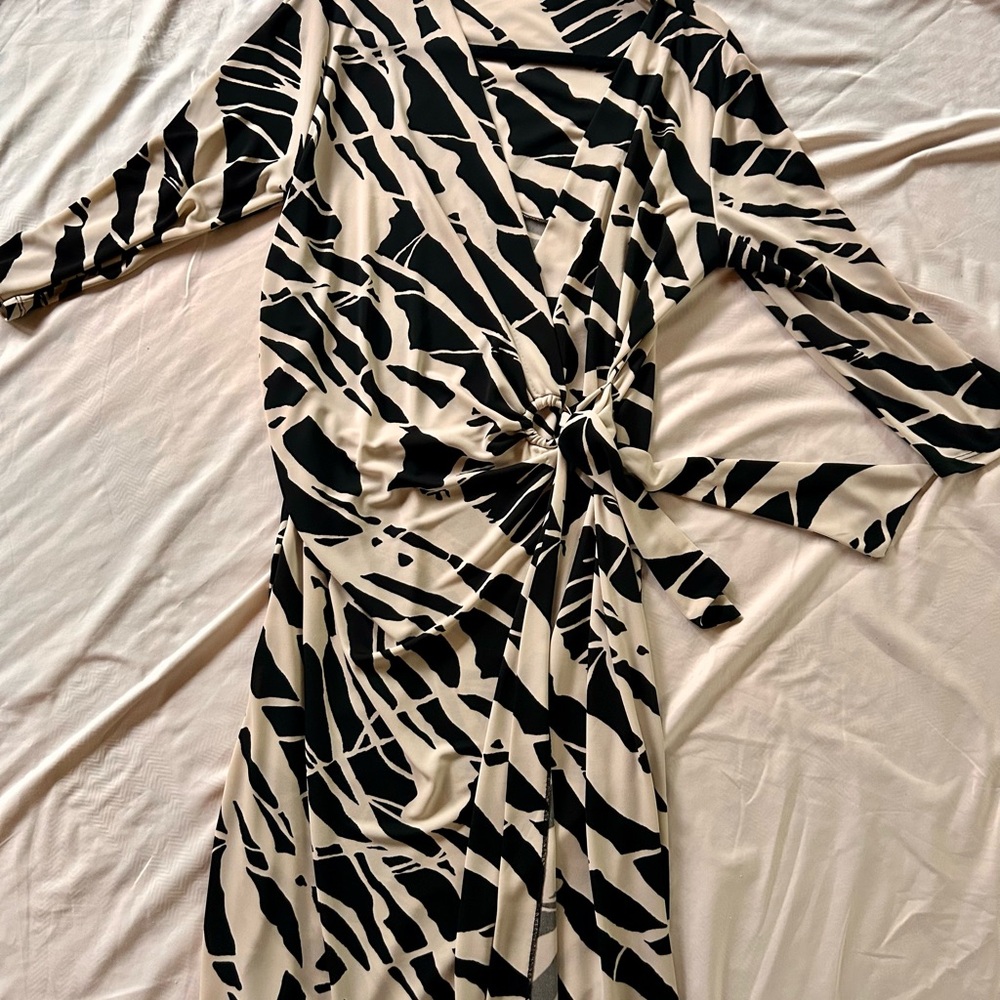 Elegant Black and Cream Patterned Dress